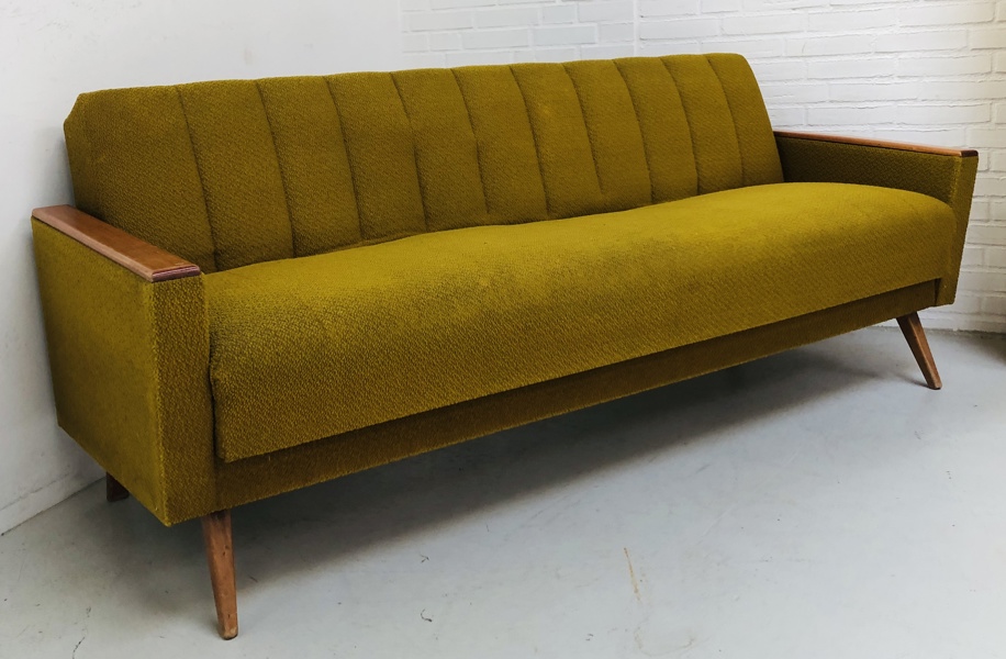 Mid-century 3-pers. sovesofa, betrukket med retro moderne mørkegul stof-betræk