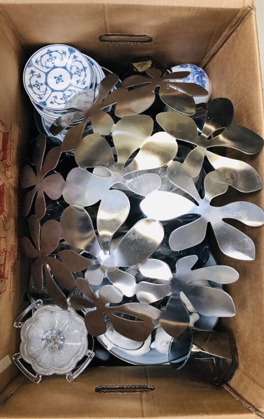 Lykkekasse m. stort parti porcelæn, glas og brugskunst - herunder DAY, Eva Solo, Piet Hein og Holmegaard m.fl.