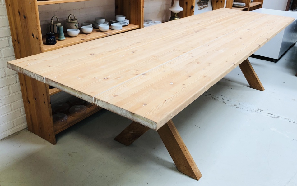 Plankebord m. bordplade af fyrretræ og stel i egetræ 