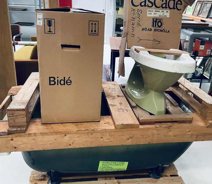 Ifö Cascade porcelæn badeværelses inventar i mosgrøn farve - herunder toilet, bidet og badekar