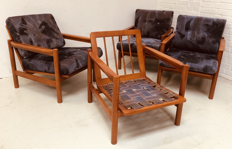 4 stk. lænestole i mid-century klassisk skandinavisk stil, solid træramme og med fløjlsbetrukket hynder 