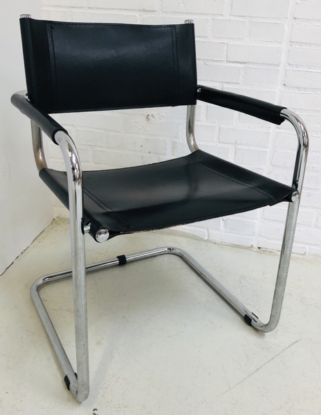 Studie skrivebordsstol udført i sort læder og kromstel, designet i vintage italiensk moderne stil, anno 1970´erbe