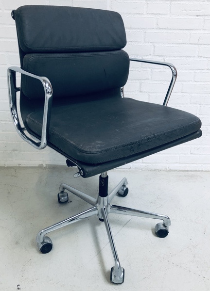 Charles og Ray Eames Soft Pad EA 217 kontostol, fremstillet ved Vitra