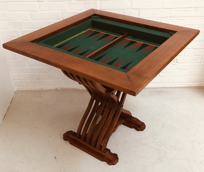 Backgammon spillebord m. krydsben-tremmestel og underliggende hylde