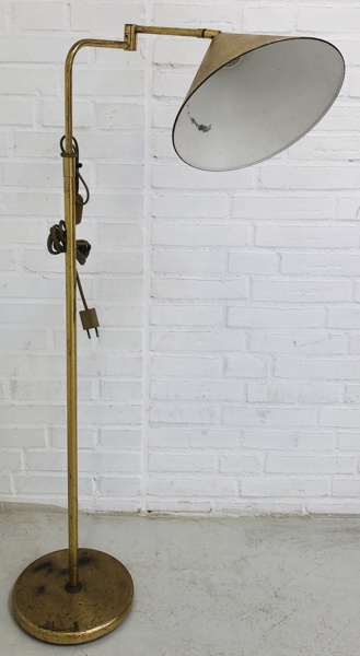 Mid-Century klassisk standerlampe, udført i messing