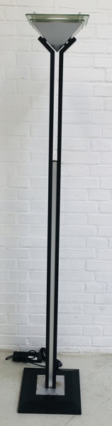 Standerlampe i klassisk moderne italienske stil