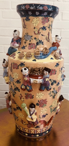 Asiatisk porcelænsvase prydet m. figurative motiver 