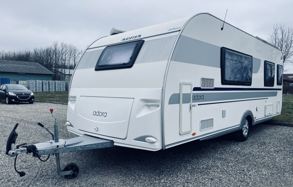 Adria Adora 613 HT campingvogn (2012) - Stel.: ZY1EA6X20R0007861 m. Kronings Mover (ca. 14.000,00 dkk vejl.)