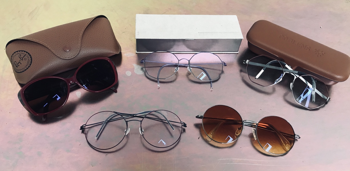 Samling af briller og brille-etui - heriblandt Lindberg og Prego briller samt Ray-Ban brille-etui m.fl.