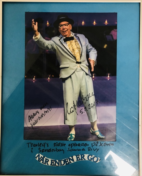Revyplakat signeret af Leif Maibom (1951) skabt af Stefan Kragh (1975): Thorleifs sidste optræden i Sønderborg Sommerrevy  (50X40cm) (DBL)