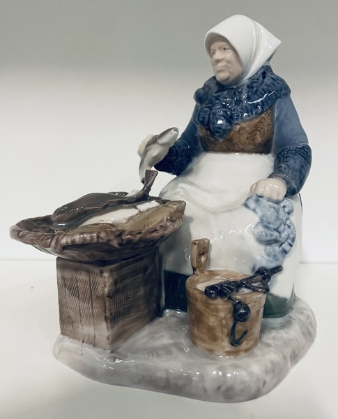 Bing og Grøndahl figur af porcelæn: 'Fiskerkone ved Gl. strand' (nr. 2233) 