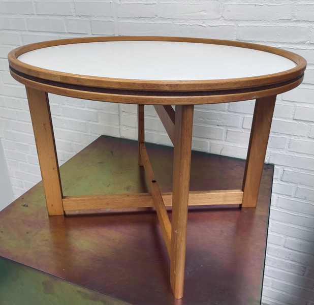 Bakkebord udført i  bøg, teak og laminat, formgivet i Skandinavien (sammenklappelig stel)