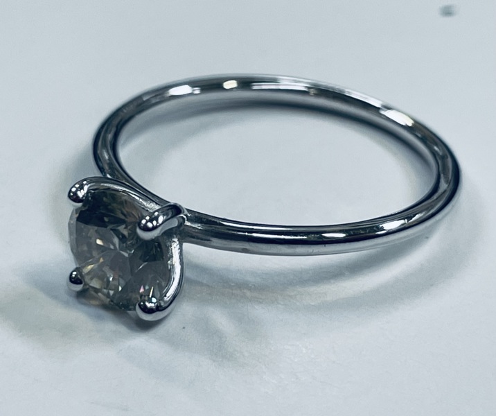 Guld: Solitaire ring udført i 14kt./585 prydet med stor brillantslebet diamant (6.30-6.28X4.10mm)
