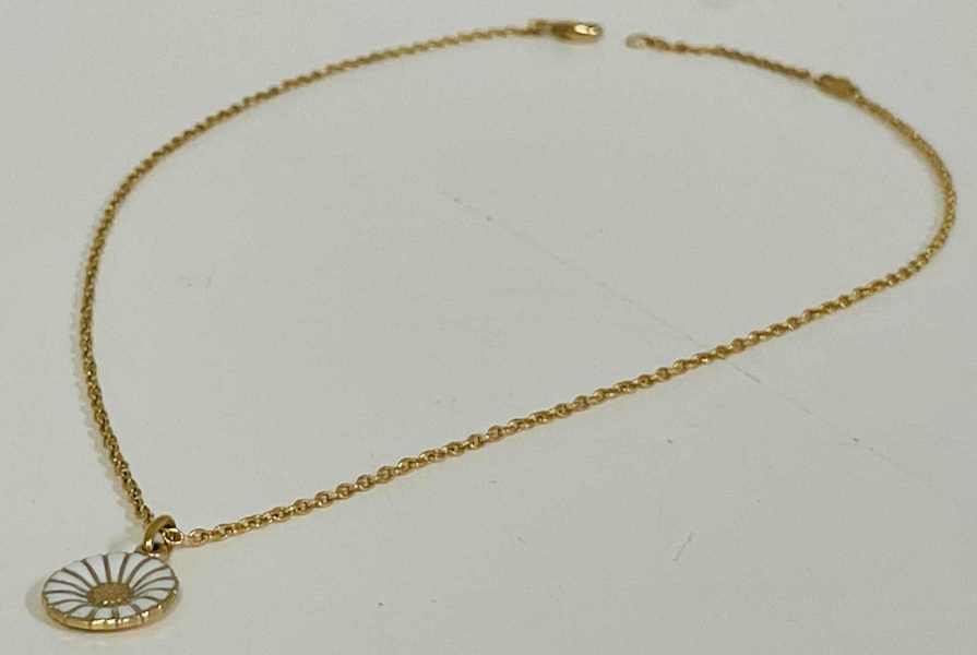 Georg Jensen Daisy/Marguerit (12mm) halskæde udført i forgyldt sterling sølv m. hvid emalje