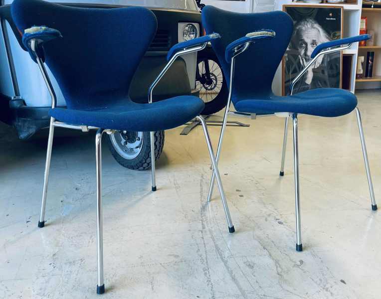 2 Arne Jacosen 7'er (3207) armstole, fremstillet ved Fritz Hansen