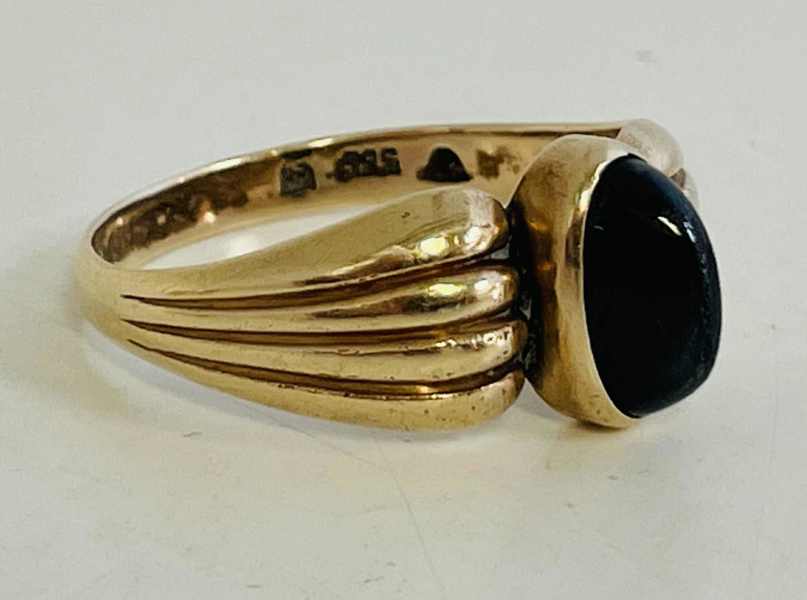 Guld: Art Deco ring udført 14kr./585 prydet m. safir