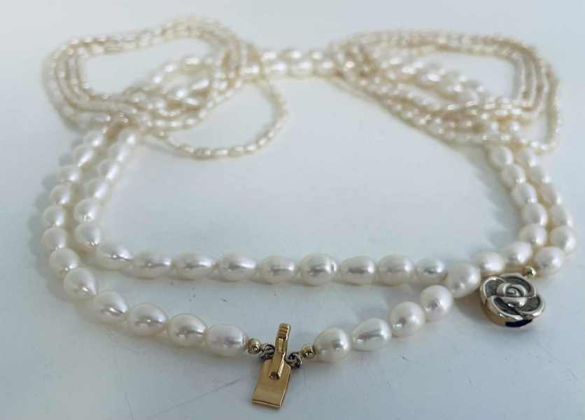 3 Perlekæder af ferskvandsperler - én med prydet med roseformet lås af sterling sølv