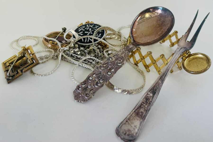 Samling af smykker m.v. - herunder antik harmonikaporthals til tiggertaske, Cohr/Nicolai Søren Munck sølv (830), brocher m.fl.