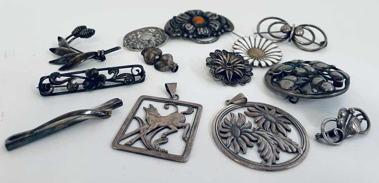 Samling af Art Deco brocher udført i sølv (13 enheder) - herunder Anton Michelsen, Aarre & Krogs Eftf., Einar Fiberg, Danske Guldsmedes Sølvvarefabrik m.fl.