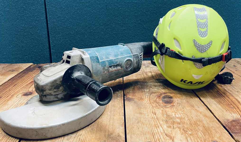 Makita GA9069S vinkelsliber samt Kask SuperPlasma sikkerhedshjelm (Hi-Vis gul)