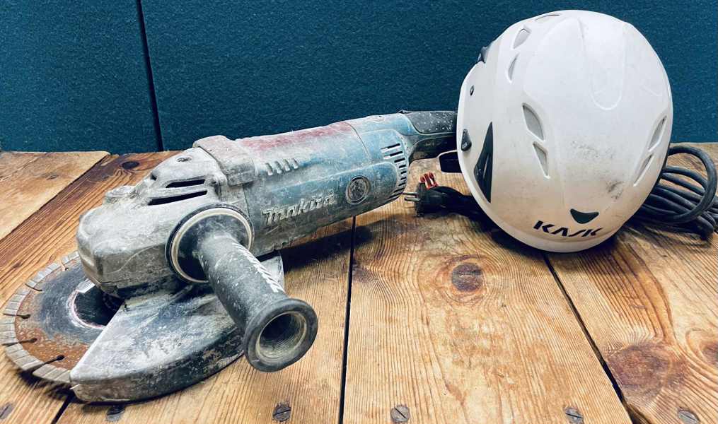 Makita 230mm vinkelsliber samt Kask SuperPlasma sikkerhedshjelm (hvid)