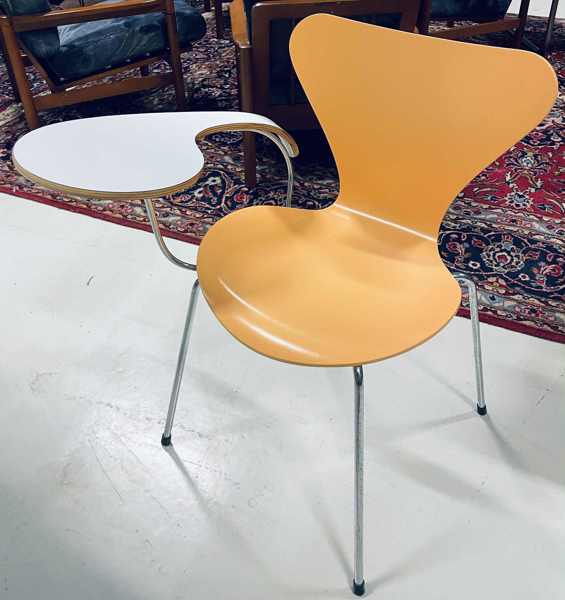 Arne Jacobsen 7'er (3107) spisebordstol m. skriveplade, fremstillet ved Fritz Hansen