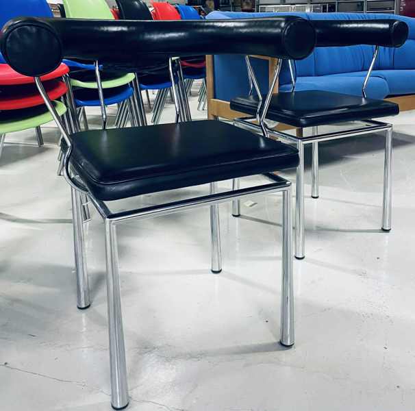 2 Loungestole på forkromet svævestel med sæde- og kopstykker beklædt i skind