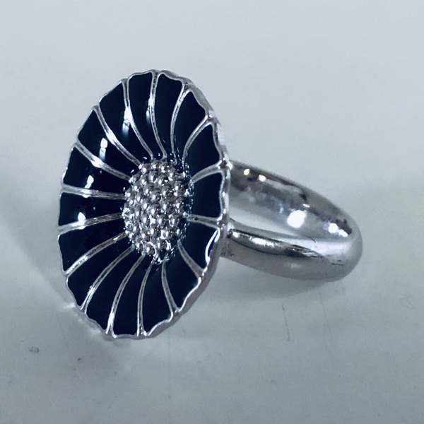 Georg Jensen Marguerit/Daisy ring (str. 48), udført i sølv med sort emalje. Blomst diameter 18mm