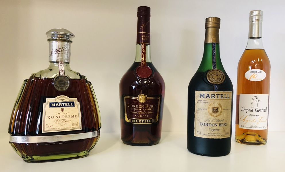 Samling af cognac (4 enheder) - herunder Martell XO Supreme "Paradise Cellar", Martell Cognac Cordon Rubis, Martell Cognac Cordon Bleu samt Léopold Gourmel Cognac age du Fruit
