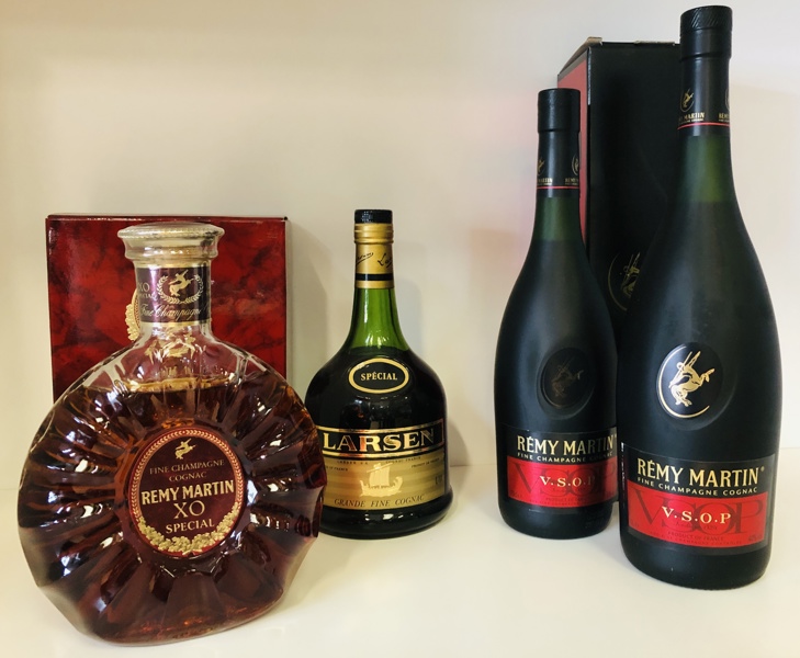 Samling af cognac (4 enheder) - herunder Remy Martin XO Special Fine Champagne Cognac, 2 stk. Remy Martin Fine Champagne Cognac VSOP samt Larsen Grande Fine Cognac