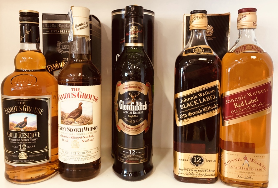 Samling af whisky (5 enheder) - herunder Johnnie Walker Red 100cl, Johnnie Walker Black 100cl, The Famous Grouse 12års 100cl, The Famous Grouse Finest 70cl samt Glenfiddich Special Reserve 70cl