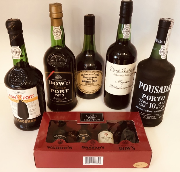 Samling af portvin og gaveæske m. smagsprøver (6 enheder) - herunder Dark Ruby Port 75cl, Pousada Porto 75cl, Vinho do Porto 70cl, Sandeman Porto 70cl samt Dow's Tawny 70cl
