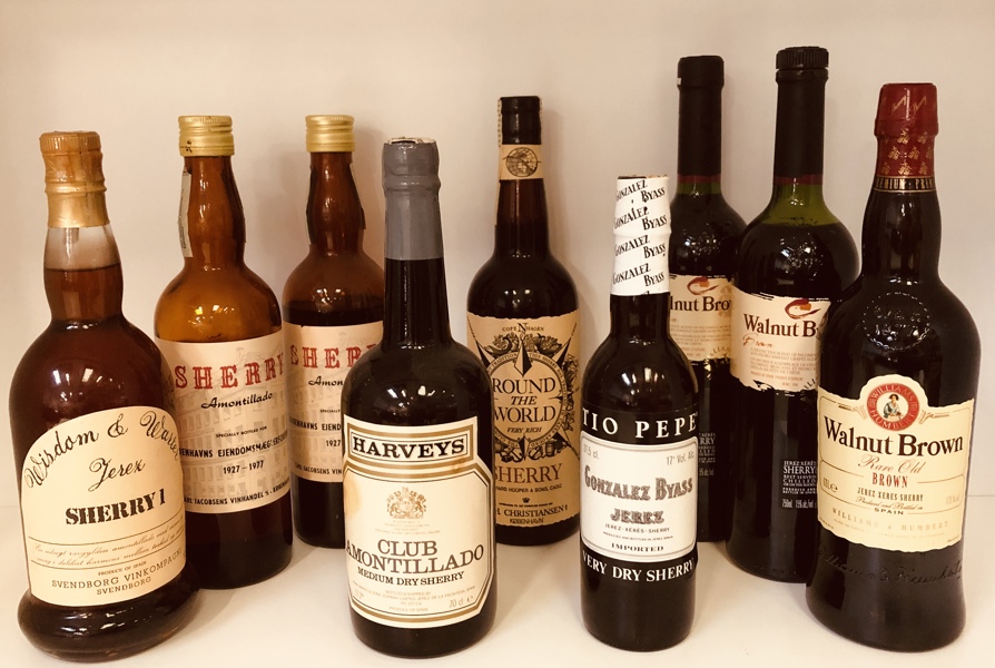 Samling af sherry (9 enheder) - herunder 3 stk. Williams Humbert 75cl, 2 stk. Amontillado 75cl, Harvey's Club Amontillado 70cl, Tio Pepe 37,5cl, Round the World 75cl samt Wisdom & Warter 70cl
