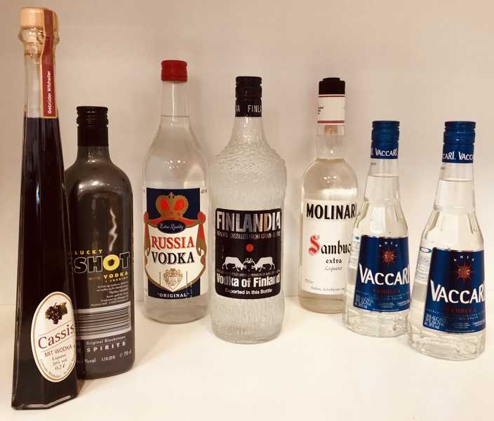 Samling af spiritus (7 enheder) - herunder Russia Vodka 100cl, Finlandia vodka 100cl, Cassis Liqueur 20cl, Lucky Shot with Vodka 70cl, Molinari Sambuca 70cl samt 2 stk. Vaccari Sambucca 50cl