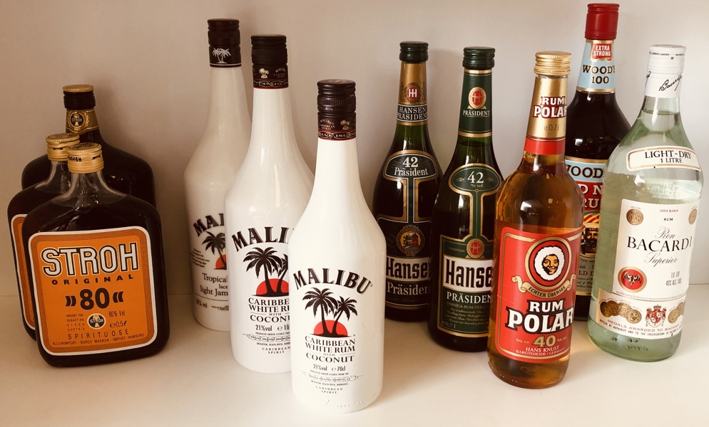 Stor samling af rom (11 enheder) - herunder Malibu 100cl 2 stk. og 70 1 stk, Stroh 100cl 1 stk. og 50cl 2 stk, Hansen Präsident 70cl 2 stk, Rum Polar 70cl, Bacardi 100cl samt Woods 100 Old Navy 100cl