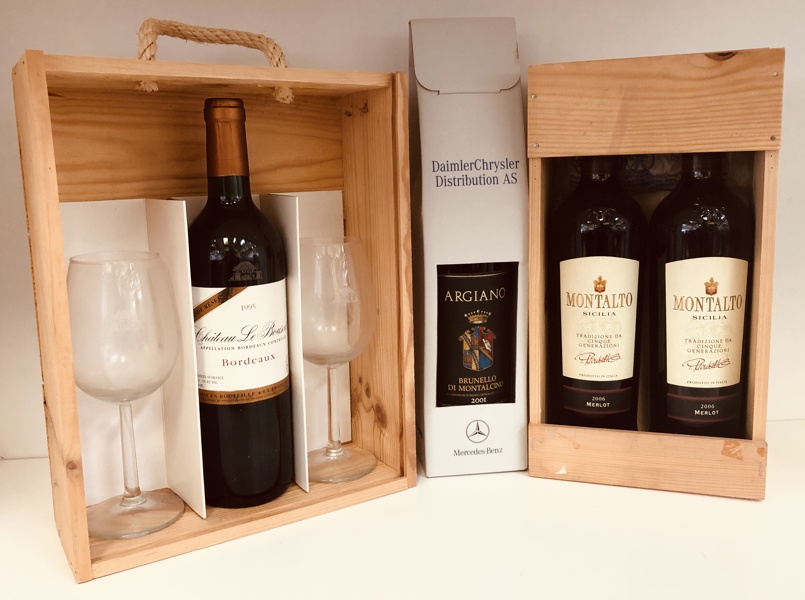 Samling af vin (4 enheder) 1 stk. Chateau le Bouscat årg. 1995. 75cl, 1 stk. Tenuta di Argiano Brunello di Montalcino årg. 2001. 75cl samt 2 stk. Barone Montalto Merlot Terre Siciliane årg. 2006. 75cl