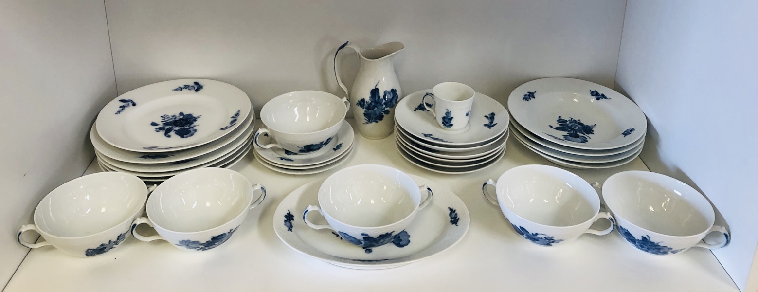 Royal Copenhagen Blå Blomst Flettet porcelæn (28 enheder), formgivet af Arnold Krog 