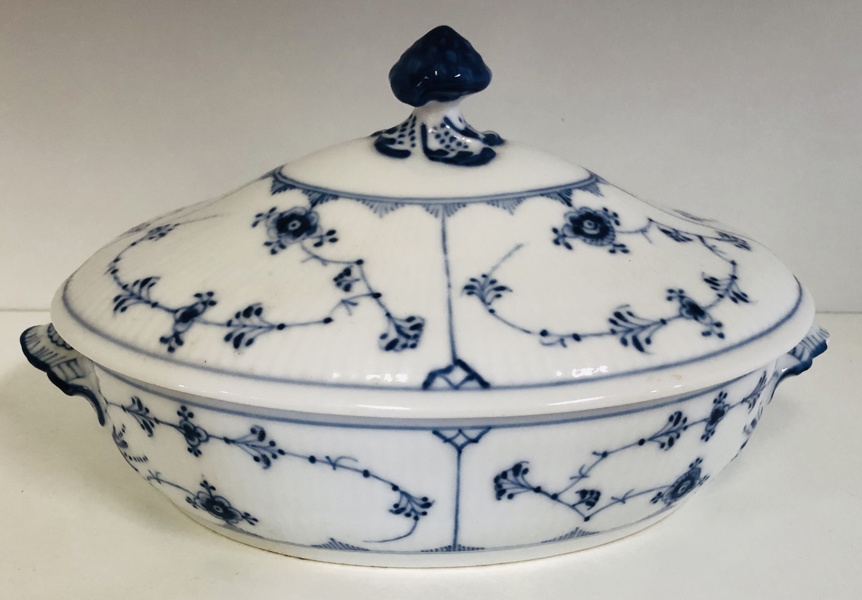 Royal Copenhagen Musselmalet Riflet terrin (1-283) - fremstillet i perioden 1923-1934