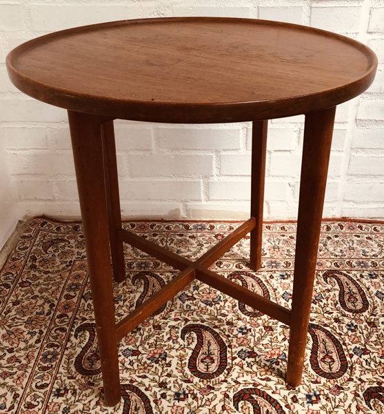 Mid-century rundt sofa-/sidebord udført i teak