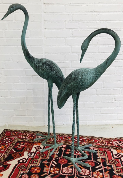 2 Haveskulpturer i form á tranepar af patineret bronze (én med strakt hals / én med bøjet hals)