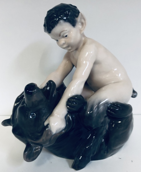 Royal Copenhagen figur af porcelæn: Faun med bjørn, nr. 648