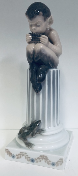 Royal Copenhagen figur af porcelæn: Faun med firben, nr. 433