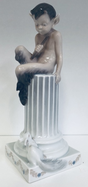Royal Copenhagen figur af porcelæn: Faun med egern, nr. 456