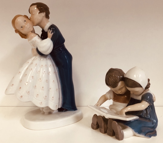 Bing & Grøndahl figurer af porcelæn: Ungdommelig Dristighed, nr. 2162 samt Læsende børn, nr.1567