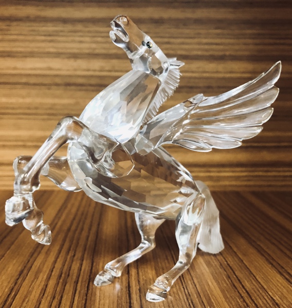 Samleobjekt: Swarovski SCS Pegasus (1998) udført i klar krystal, formgivet af Adi Stocker