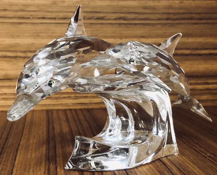 Samleobjekt: Swarovski SCS "Lead Me" delfiner (1990) udført i klar krystal, formgivet af Michael Stamey
