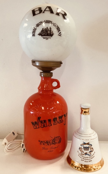 Royal Iron Ships Company Whisky Bottle bordlampe samt Bell´s Scotch Whisky Commemorative Porcelain Decanter 50cl