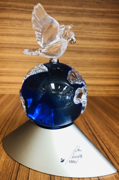 Samleobjekt: Swarovski 2000 Millennium Edition Crystal Planet prydet m. fredsduen (2000) udført i farvet/klar krystal, formgivet af Anton Hirzinger