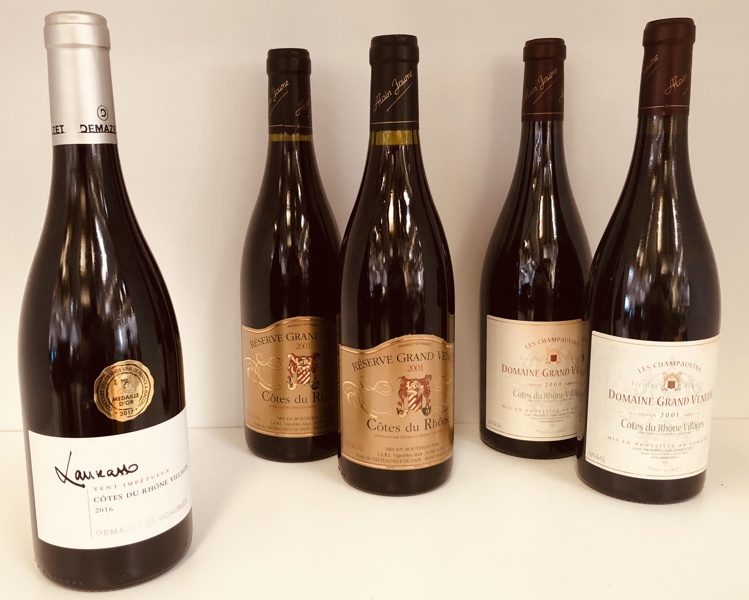 Samling af vin (5 enheder 75cl) 1 stk. Lauramo Côtes du Rhône Villages årg. 2016, 2 stk. Réserve Grand Veneur Côtes du Rhône årg. 2001 samt 2 stk. Les Champauvins Domaine Grand Veneur årg. 2000