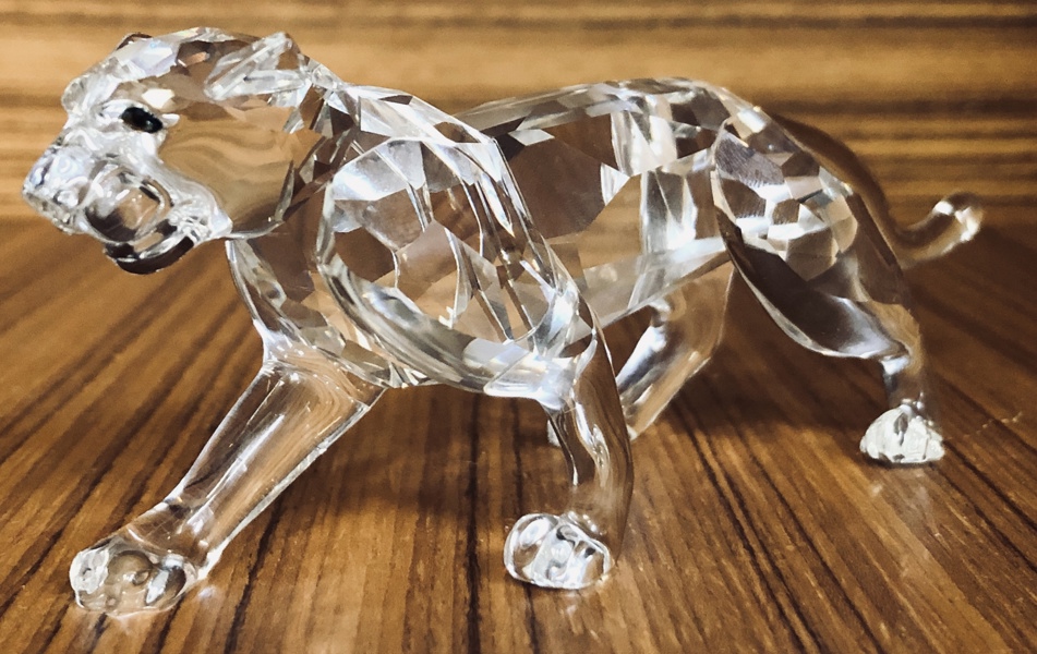 Samleobjekt: Swarovski Leopard (1997) udført i klar krystal, formgivet af Michael Stamney